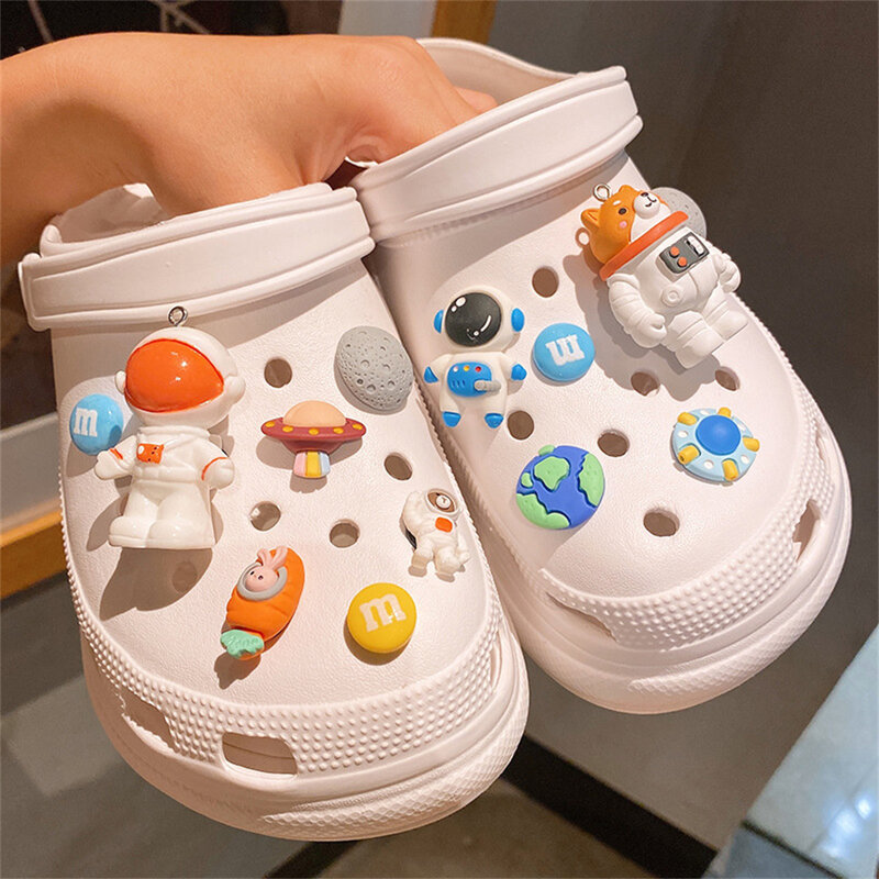 Disney Toy Story Three Eyed Monster beruang stroberi aksesori sepatu kartun klasik dekorasi DIY Set bandul sepatu gesper