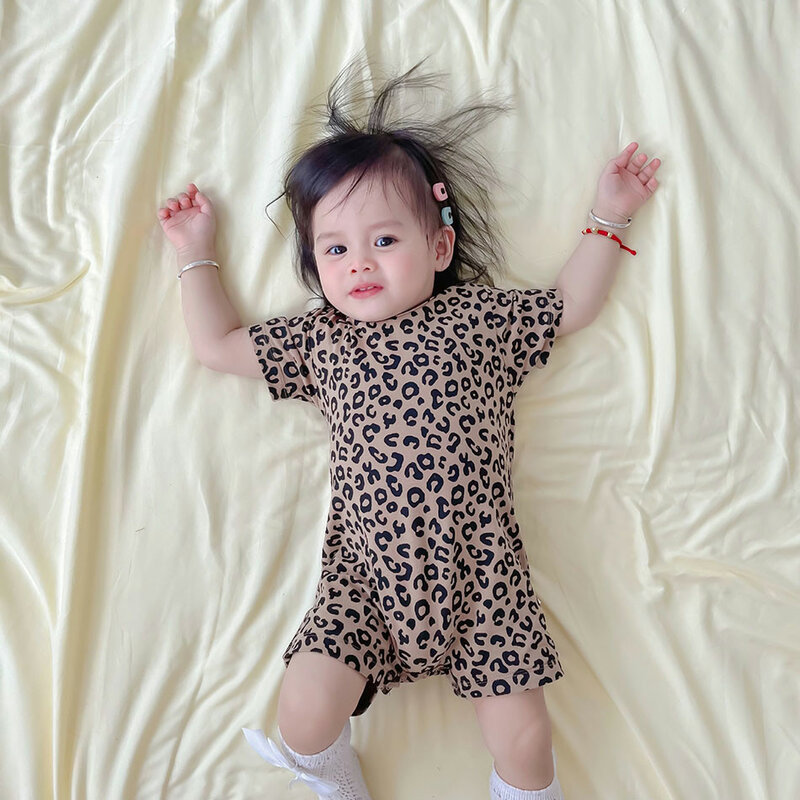 아기 의류 라운드 넥 반팔 레오파드 무늬 점프수트, 귀엽고 세련된 아기 소녀 크롤링 옷, 여름