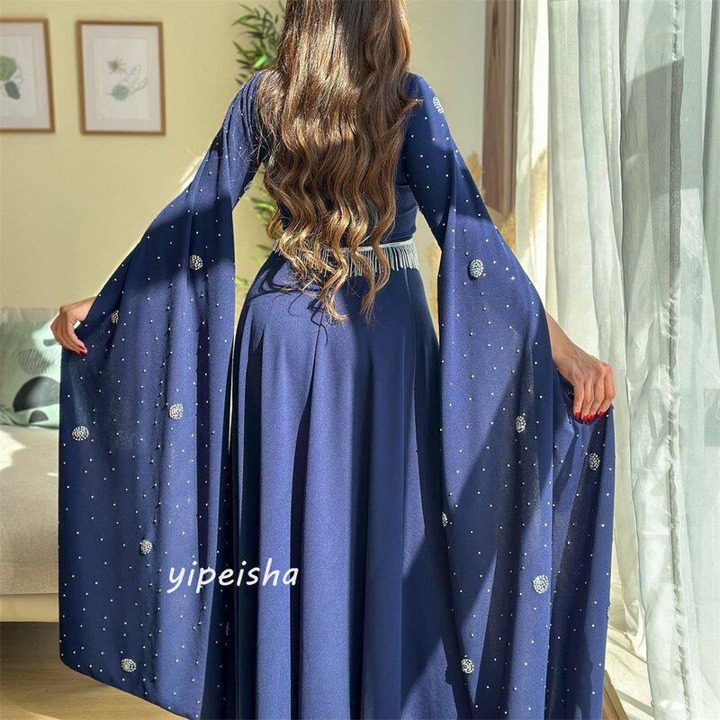 Sukienka na studniówkę Arabia saudyjska sukienka na studniówkę satynowe frędzle z frędzlami z kwadratowym dekoltem na plażę, szyte na miarę, długie sukienki