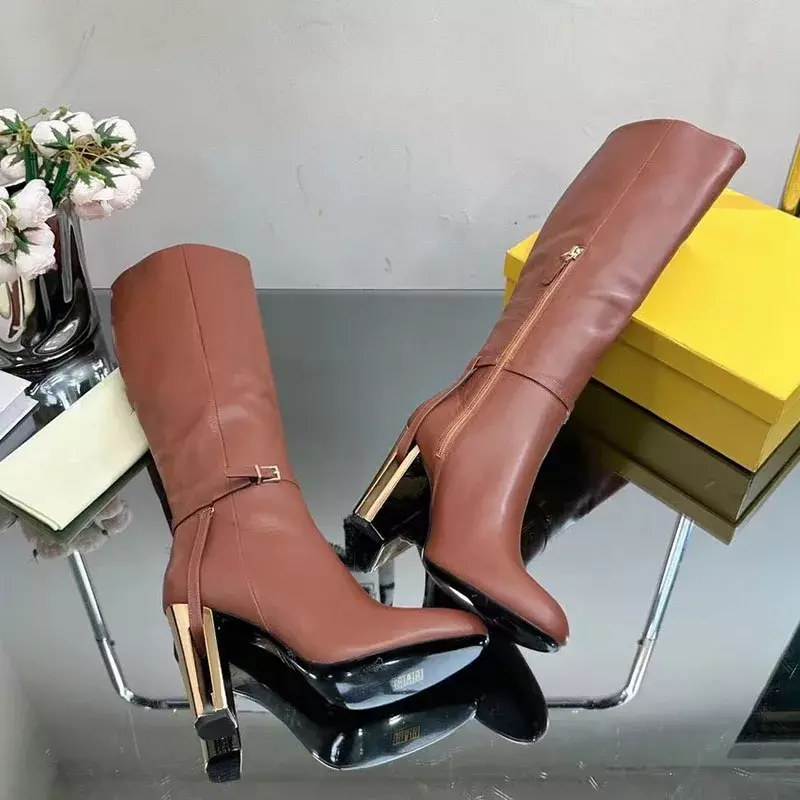 Stivali con tacco quadrato alto al ginocchio stivali con punta a punta in vera pelle di alta qualità con decorazioni mentali stivali moderni moda Comfort matura 2023