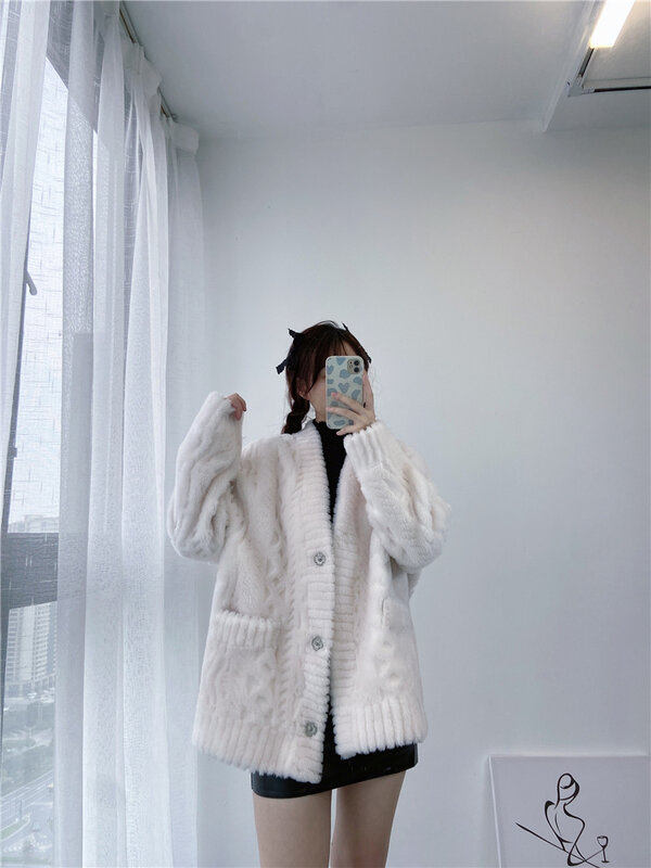 Casaco de pele real das mulheres casaco de inverno 2023 moda casaco de pele de cordeiro feminino novo estilo casual quente sólido com decote em v roupas f28