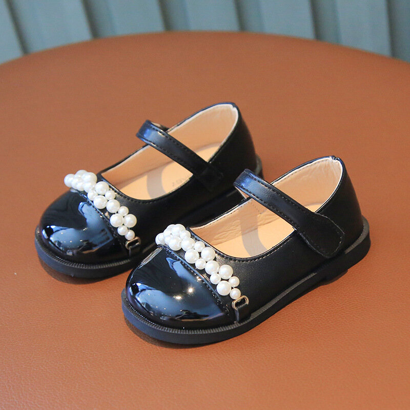 حذاء أطفال مستدير الأصابع موضة لامعة للربيع والخريف جديد للفتيات مصنوع من الجلد مُزين بخياطة لؤلؤية الضحلة ماري جين 2023 حذاء نسائي غير رسمي