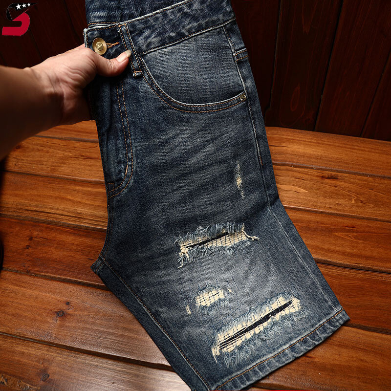 Celana pendek DENIM ปะขาดแฟชั่นระดับไฮเอนด์สำหรับผู้ชายกางเกงผ้ายืดทรงสลิมฟิตแฟชั่นสไตล์เกาหลีสีฟ้าย้อนยุคแฟชั่นห้าส่วน