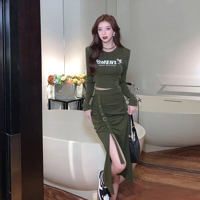 أزياء خريف 2023 للسيدات تنورة طويلة غير منتظمة ذات ثنيات شخصية فتاة على الطراز الكوري + تنورة ممزقة بالرباط باللون الأخضر من قطعتين بدلة