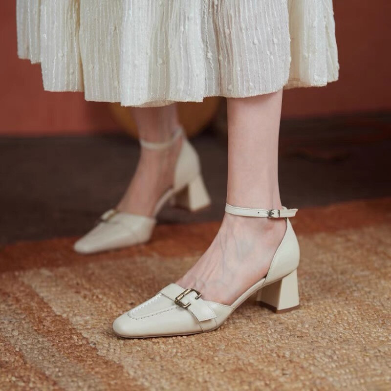 รองเท้าส้นสูงผู้หญิงทรงสี่เหลี่ยม2024รองเท้า Mary Janes หัวเข็มขัดรองเท้าส้นตึกรองเท้าลำลองฤดูร้อนแฟชั่นใหม่