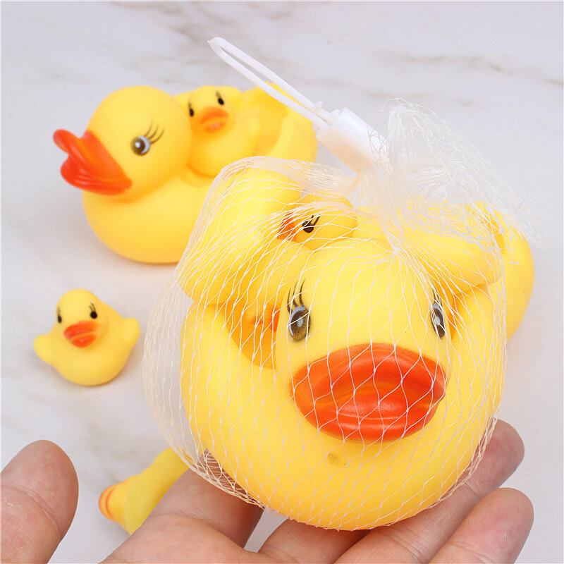 4 Stück niedliche Ente Baby Bad Spielzeug kleine gelbe Ente mit Squeeze Sound Rassel weichen Gummi Wasserspiel zeug Kinder Sommer Bad Geschenk