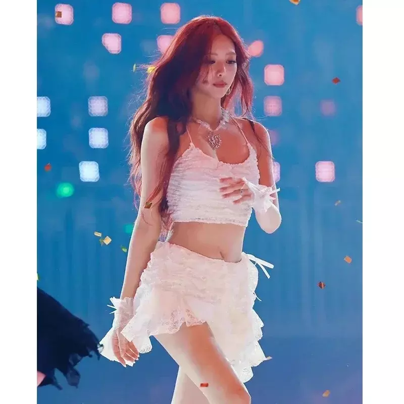 เคป็อปนักร้องเกาหลีคอนเสิร์ตเต้นรำแจ๊สเสื้อผ้า Y2K เสื้อครอปสีขาวกระโปรงไม่สม่ำเสมอชุดการแสดงเซ็กซี่ชุดบนเวทีคลับ