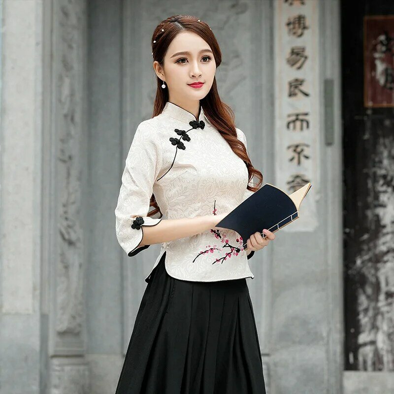 النمط الصيني تانغ الملابس الإناث Vintage التطريز الأزهار Mandarin طوق قميص الرجعية بلوزات الساتان حجم كبير 3XL- 5XL