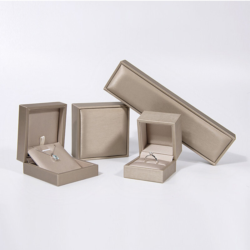 Caja de joyería dorada de cuero PU Premium, soporte para anillos dobles, collar, pulsera, cadena, pendientes, caja para embalaje de regalo de compromiso de boda