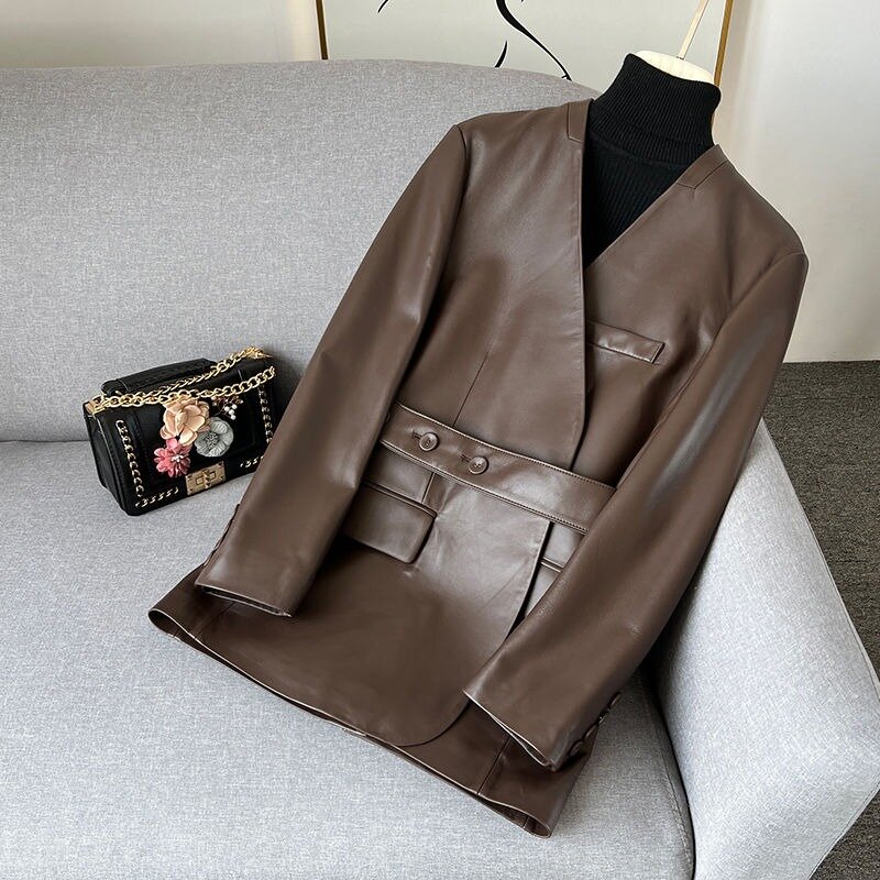 Женская облегающая кожаная куртка средней длины, с V-образным вырезом
