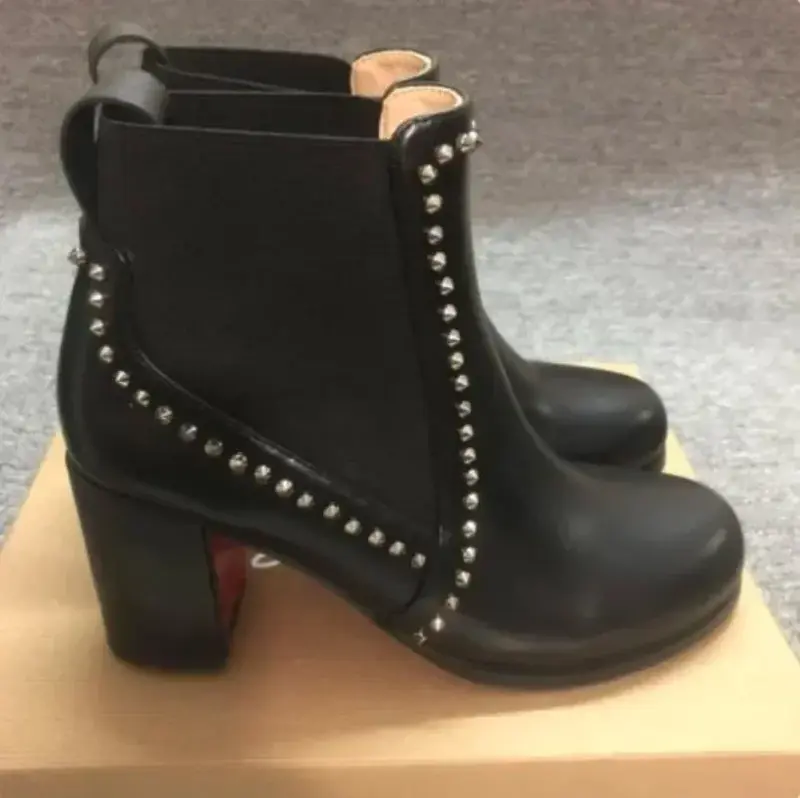 Botines de cuero de vaca Real de alta calidad para mujer, zapatos de tacón alto con remaches de punta redonda, botas Chelsea sexys, zapatos de fondo rojo de 8cm