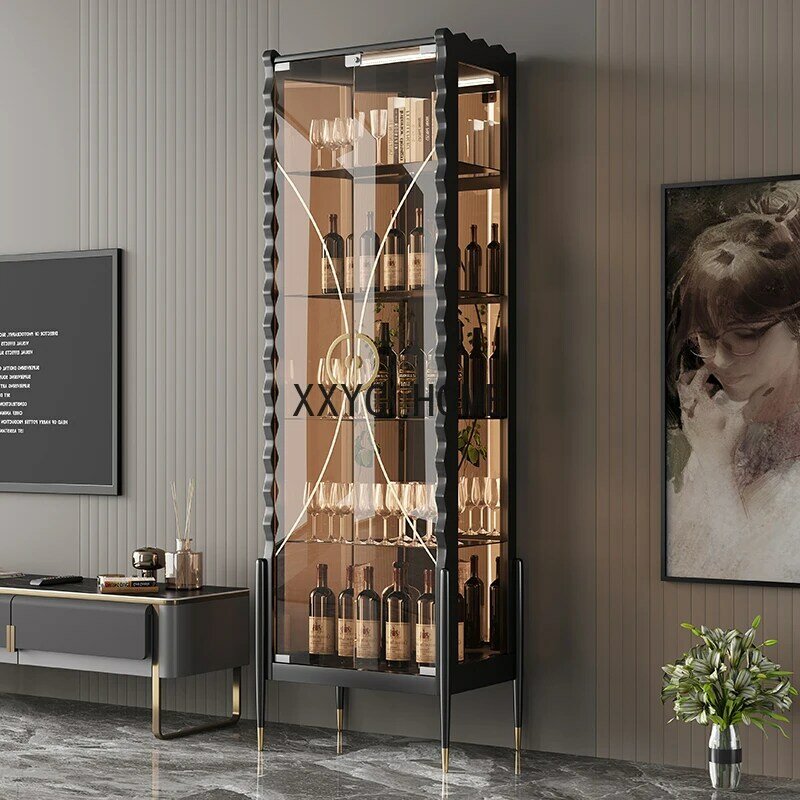 Pequena porta de vidro, armário para vinho doméstico contra a parede, sala moderna, luxo acessível, lado de jantar, high-end