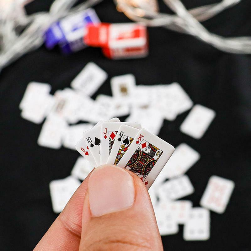 1 zestaw Mini pokerowych kart do gry styl losowy zabawnych modeli Poler uroczy miniaturowy lalki dekoracyjny 1:12 akcesoria do domku dla lalek