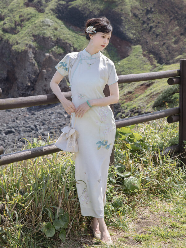 Chinese traditional cheognsam the wind is full of enthusiasm and the Phalaenopsis embroidered cheongsam a long dress for women.