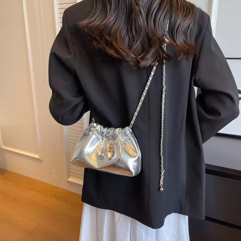 Bolsos cruzados plateados pequeños para mujer, bolso de cubo femenino de diseñador de moda coreana, bolsos con cordón y cadena, 2024