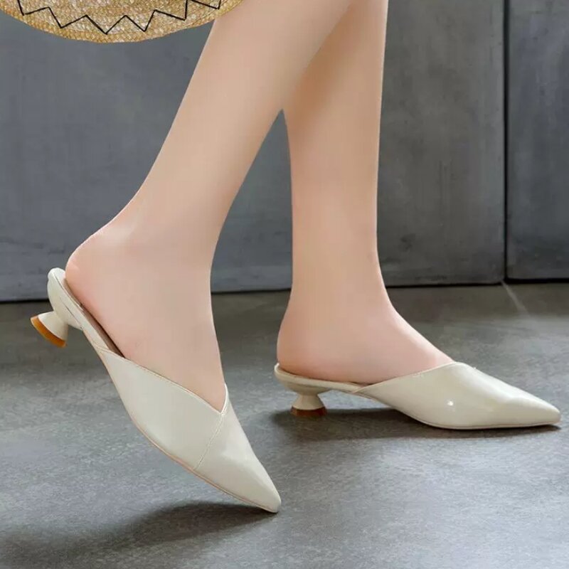 Zapatillas de exterior puntiagudas, versión coreana de moda, todo con sandalias perezosas, zapatos de mujer, primavera y verano, 2024