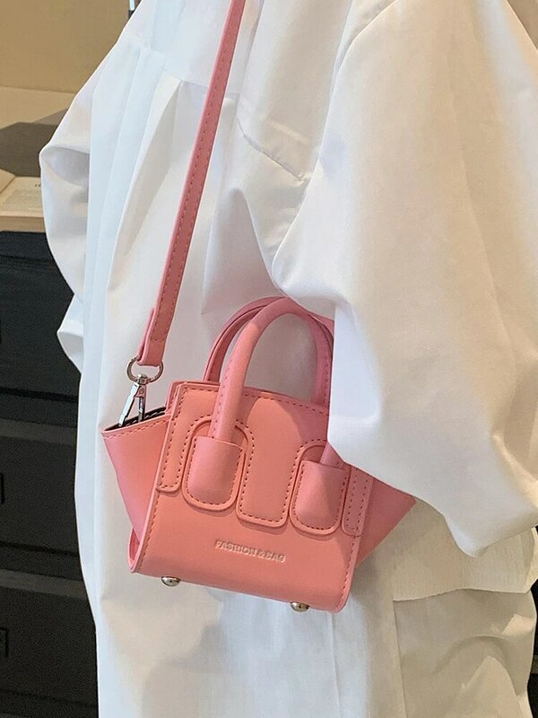 กระเป๋าใบเล็ก2024สำหรับผู้หญิงกระเป๋าถือมีปีกแบบพกพาแฟชั่นสำหรับฤดูร้อนกระเป๋าสะพายพาดลำตัวหนัง PU ดีไซน์ใหม่