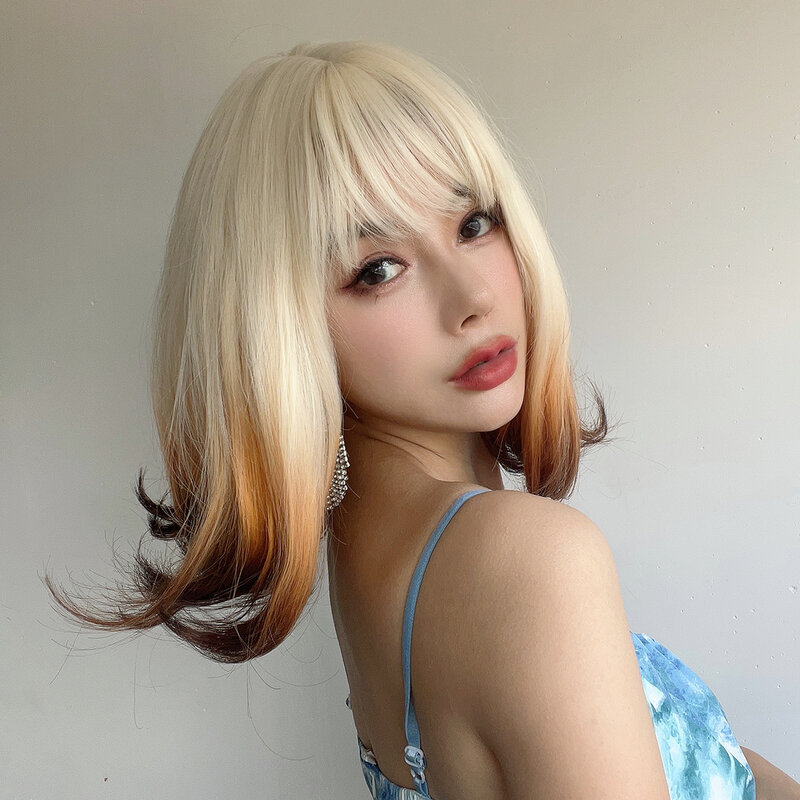 Rambut lurus pendek 14 inci gradien emas rambut keriting sintetis dengan Wig poni tahan serat modis Wig Cosplay Lolita