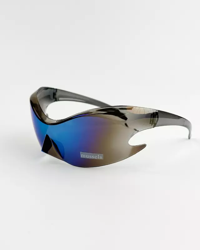 Avant gardist ische, modische, retro und formschöne Sonnenbrillen mit einem futuristischen Stil und einem Ödland-Design. Sonnenbrille