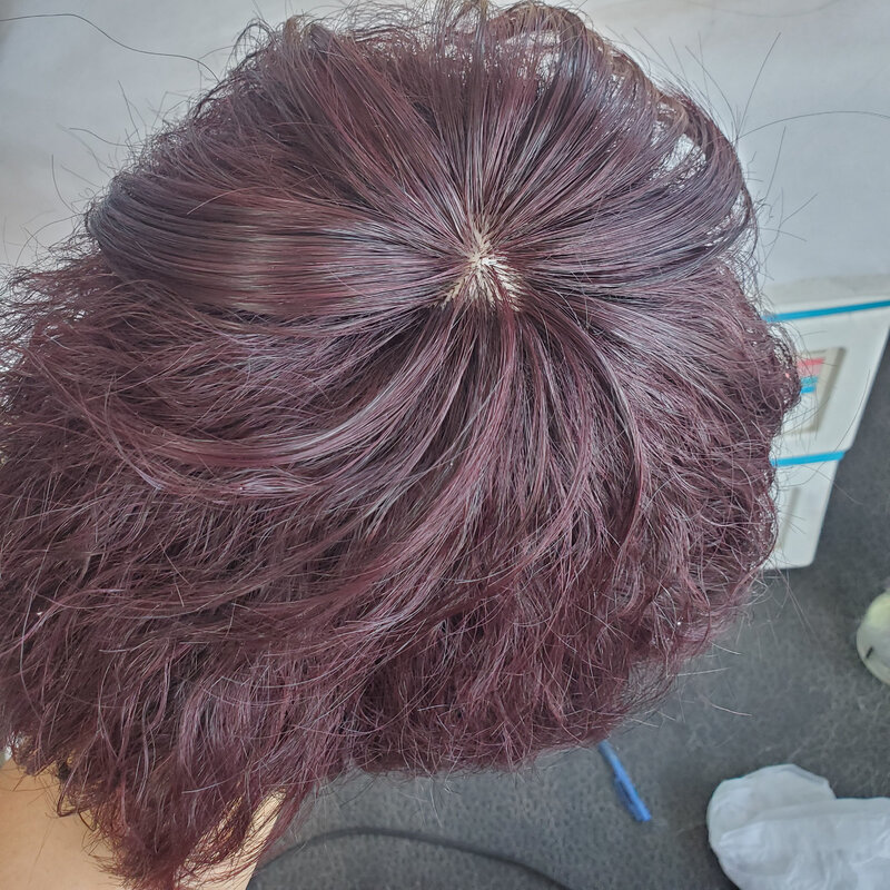 Бордовый короткослойный прямой парик из коротких волос с прозрачными слоями из химического волокна, демонстрирующий индивидуальное очарование