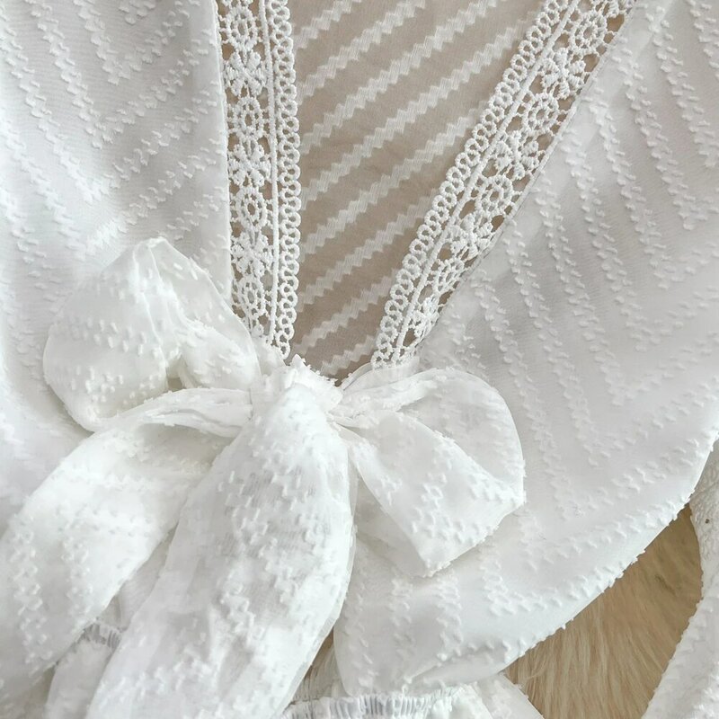 Kobiety letnie stroje plażowe biały kombinezon z głębokim dekoltem w serek z rozkloszowany rękawem wąski proste spodenki złudzenie etui dla kobiet kombinezony kąpielowe