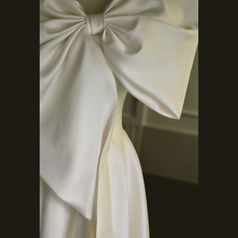 大きな弓,エレガント,ノースリーブのサテンのウェディングドレス