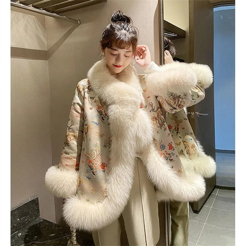 2023 autunno inverno Outwear nuovo cappotto di pelliccia di volpe da donna in stile cinese palazzo in raso di media lunghezza con perline Tang vestito mantello cappotto di pelliccia sintetica