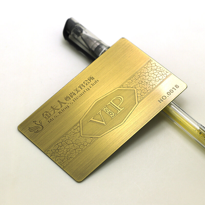 Tessera NFC personalizzata in metallo dorato con incisione personalizzata di lusso