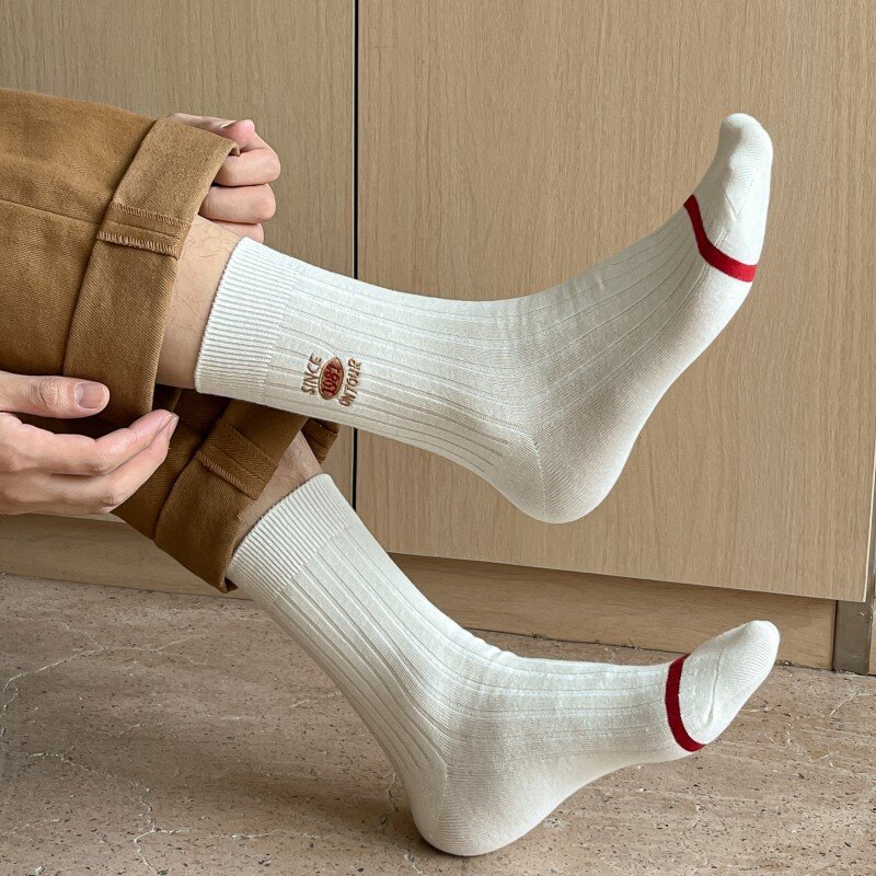 ถุงเท้าผู้ชายผ้าคอตตอนท่อกลางสำหรับผู้ชายสีทึบปักลายถุงเท้ากีฬาสันทนาการถุงเท้านุ่มเข้าได้กับทุกชุด
