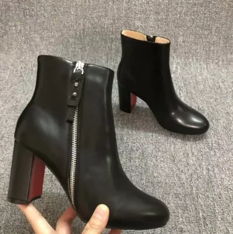 รองเท้าบูทหุ้มข้อสีดำสุดหรูดีไซน์ใหม่รองเท้าส้นสูงผู้หญิงแวววาวพื้นสีแดงรองเท้าส้นหนาหัวมนขนาดใหญ่43 7ซม.