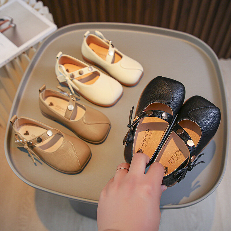 Dziewczęce skórzane buty 2024 nowe modne miękkie buty księżniczki na wesele Casual wszechstronne buty z prostymi ozdoby metalowe
