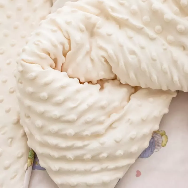 점선 뒷면이 있는 아기용 담요를 받는 유아용 면 담요