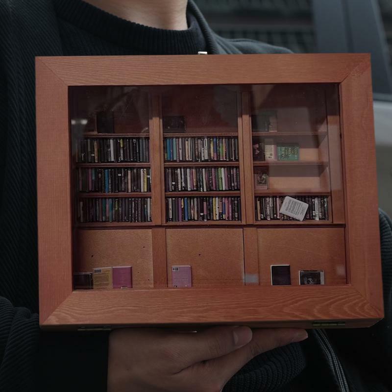 Malutka półka z ulgą w bibliotece z książką 280 miniaturowa drewniany regał na książki ozdoba na antystresowy prezent