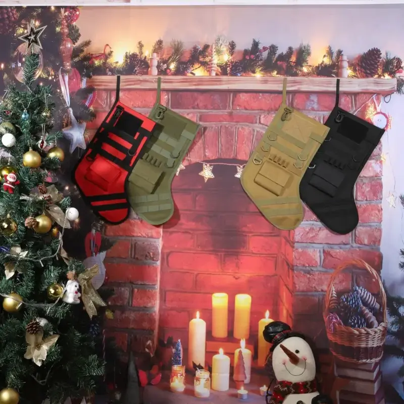 جوارب كبيرة في الهواء الطلق عيد الميلاد مع حزام والعتاد ، السنة الجديدة التكتيكية ، والتخييم ، والمشي ، والسفر ، عيد الميلاد ، أصحاب مصباح يدوي
