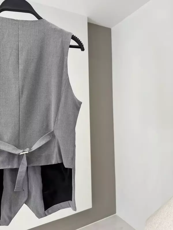 Dames Nieuwe Mode Asymmetrisch Rugontwerp Casual V-Hals Vest Retro Mouwloze Knoop Dames Tanktop Unieke Top