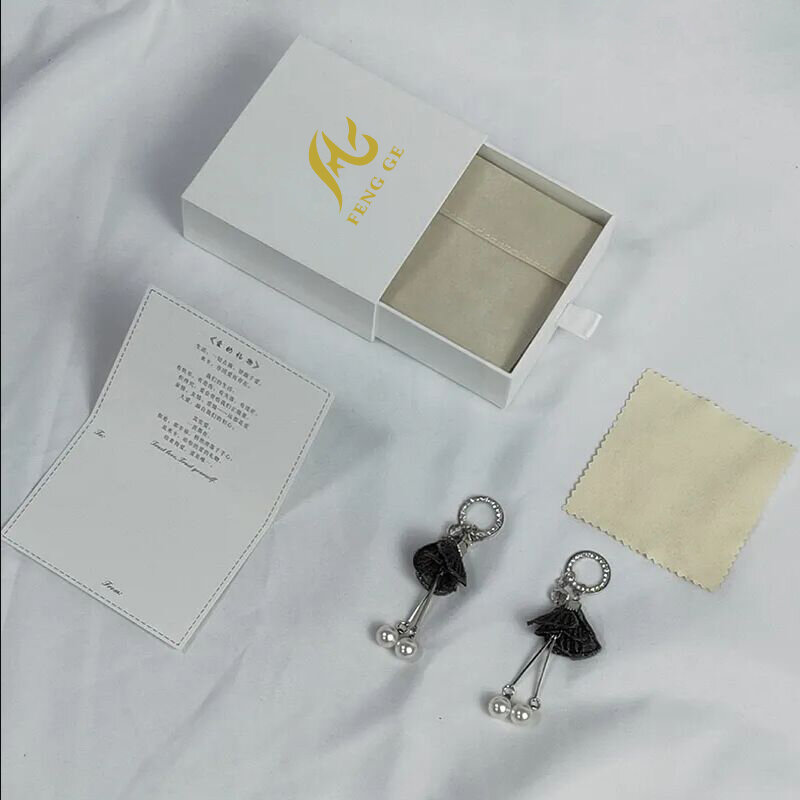 Индивидуальная продукция маленькая бумажная коробка Золотая печать на заказ Розовая белая картонная коробка для колец коробки для ювелирных изделий и бумажные пакеты
