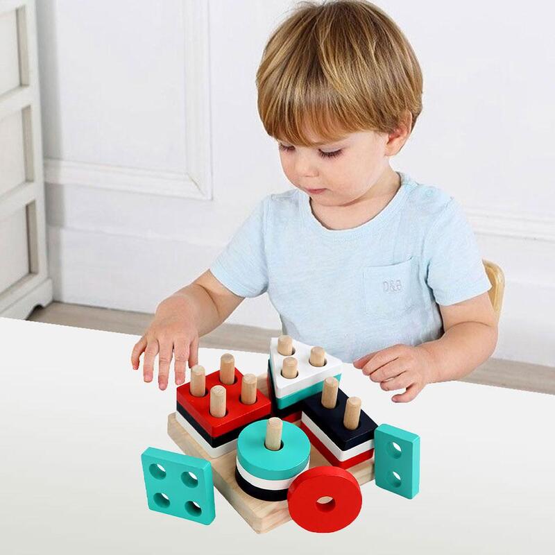 Combinando blocos de madeira para aprendizagem sensorial, empilhando brinquedos, forma