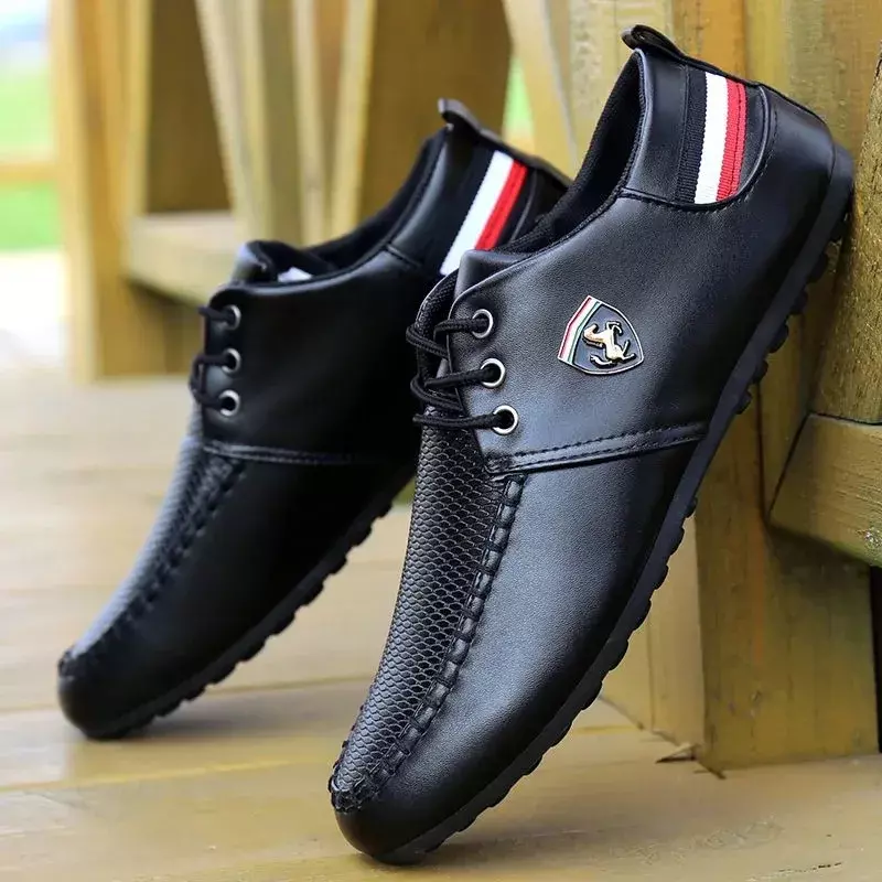 حذاء رجالي للقيادة بلون سادة يسمح بالتهوية موضة 2022 أحذية رجالية للربيع والخريف بتصميم جديد قابلة للتنفس أحذية رياضية بريطانية