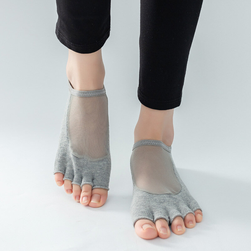 Calzini da Yoga con impugnature per donna antiscivolo Pilates Barre Dance Barefoot Workout Fitness calze a mezza punta in rete di cotone