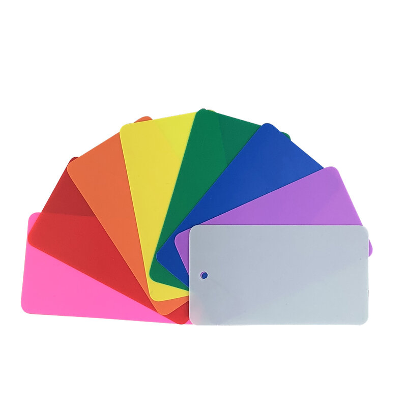 50 stücke Blank Matte Multicolor PVC Tags Kunststoff Abdichtung Hang Karten Garment Schmuck Klar Mit Loch Label Display Verpackung