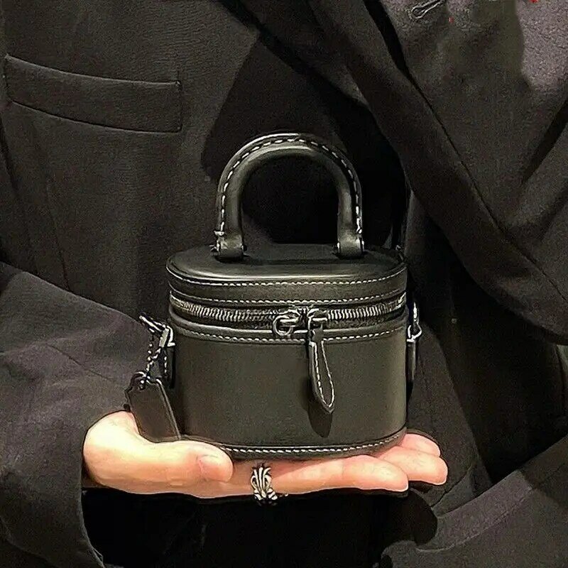 Bolsa Crossbody de couro PU Caixa preta monocromática Mini bolsa de batom Bolsa de ombro Design de moda Fósforo de roupas, verão