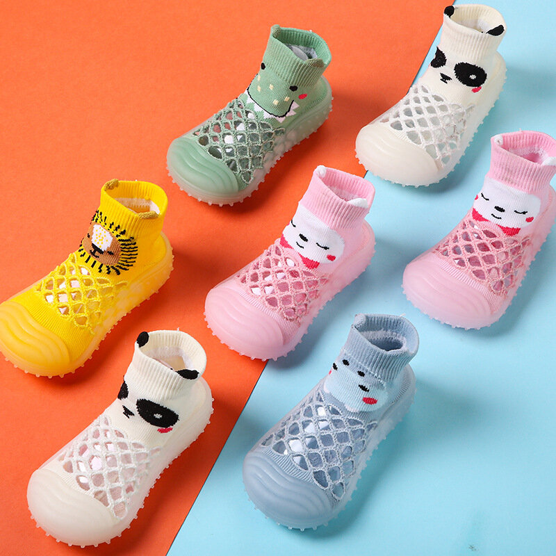 Oddychające buty antypoślizgowe z skarpetki dla niemowląt siatką dla dzieci małe dziewczynki antypoślizgowe skarpetki podłogowe dla niemowląt Cartoon halowe trampki