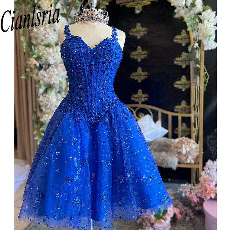 فساتين أميرة كوينسيانيرا باللون الأزرق الملكي لعام 2023 مزينة بشراشيب وحمالات رفيعة مزينة بالخرز للحفلات الراقصة