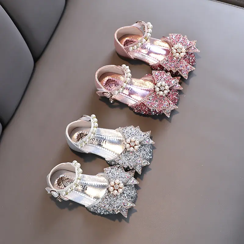 Dziecięce cekinowe perłowe sandały z kokardą 2024 słodkie dziewczyny księżniczki skórzane buty dziecięce miękkie dolne sandały