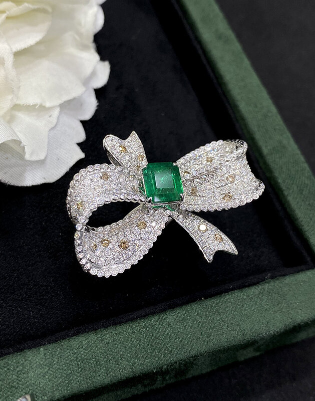 LUOWEND 18K White Gold Necklace Real Natural Diamond Luxury Emerald Pendant Exquisite Bow Shape Jewelry for Women Senior Banquet