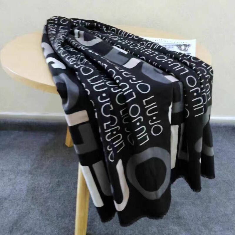 Foreign trade original single Spanish autumn and winter new fashion trend shawl scarf dual use