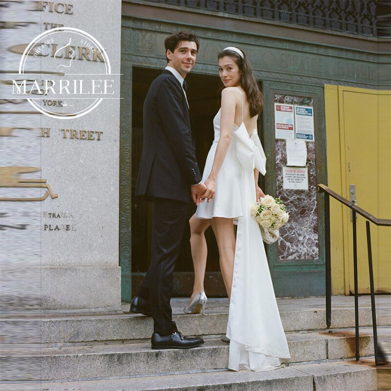 Marrilee-Vestido de casamento curto Spaghetti Strap Backless com grande mancha de arco, simples Mini vestido sem mangas, Sweep Train Vestidos nupciais