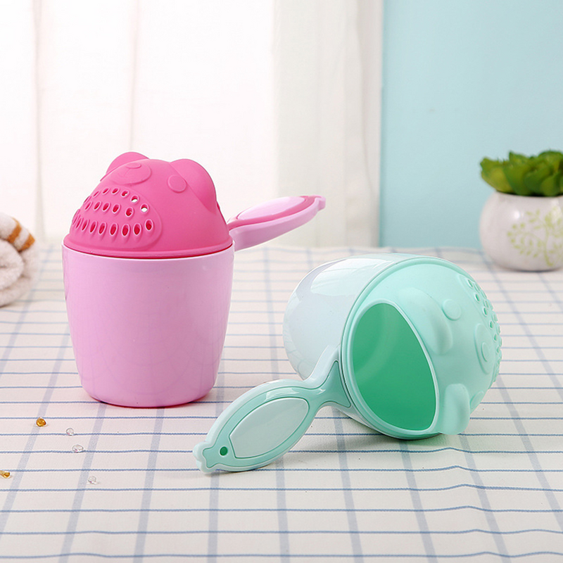 Zarter wirksamer Shampoo-Tassen-Badelöffel zum Duschen von Babys (zufällige Farbe)