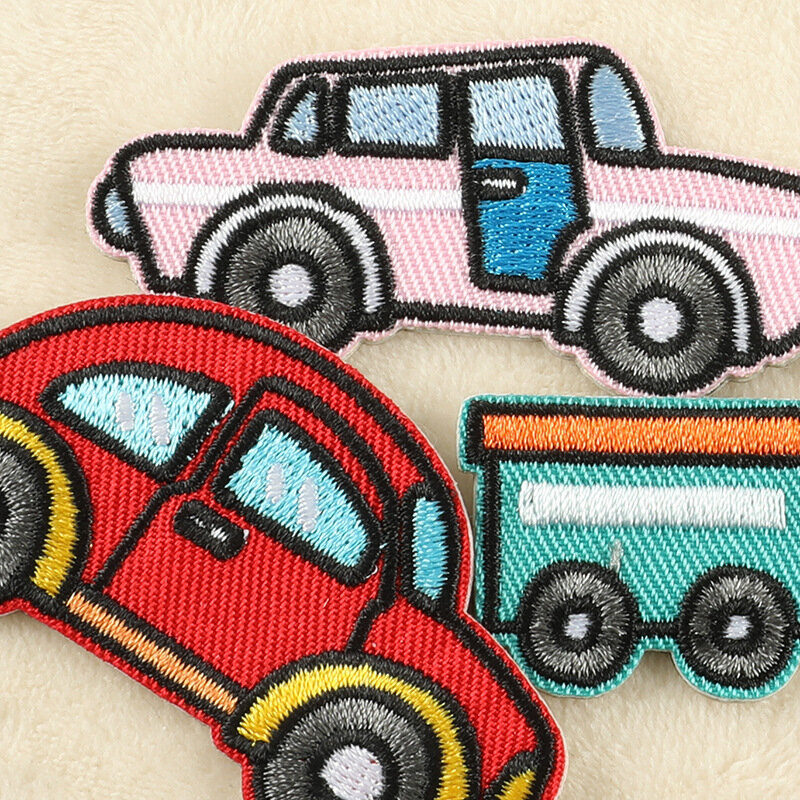2024 New Cartoon ricamo patch fai da te Bus camion adesivi per auto distintivi autoadesivi emblema in tessuto borsa per abbigliamento accessori per cappelli