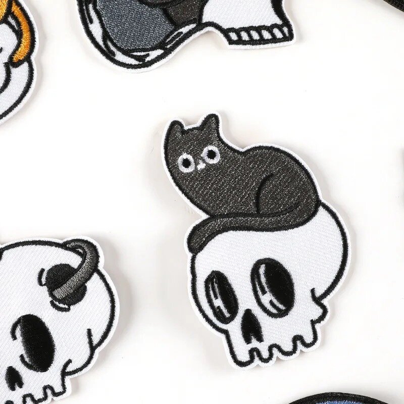 Cartoon Stickerei Patches schwarze Katze Schädel Eisen auf Stoff Aufkleber DIY Kleidung Hut Tasche Zubehör Jungen Mädchen personal isierte Geschenk